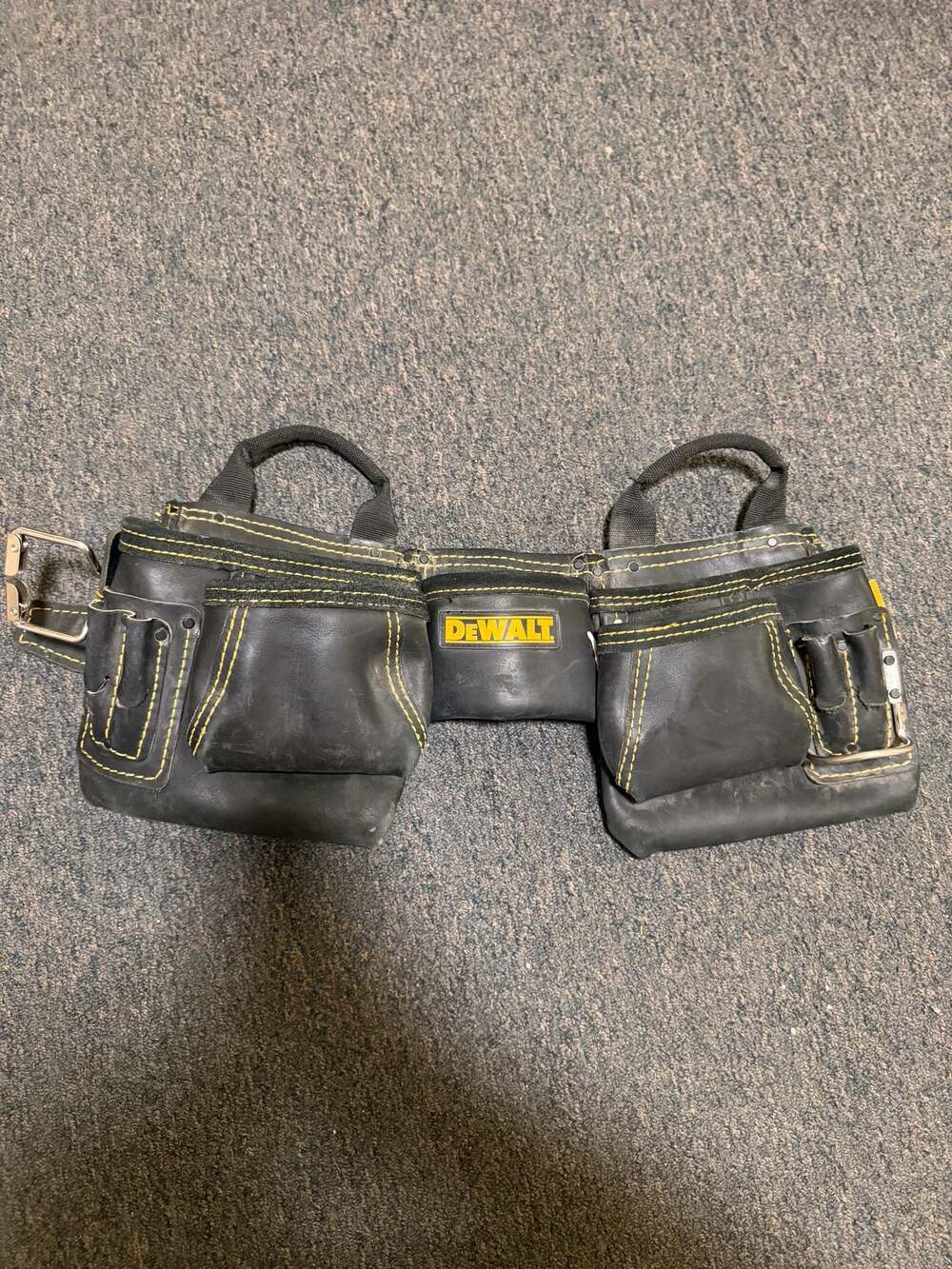 DEWALT Professional Leather Tool Rig with 18 Pockets and Double Tongue Roller Be